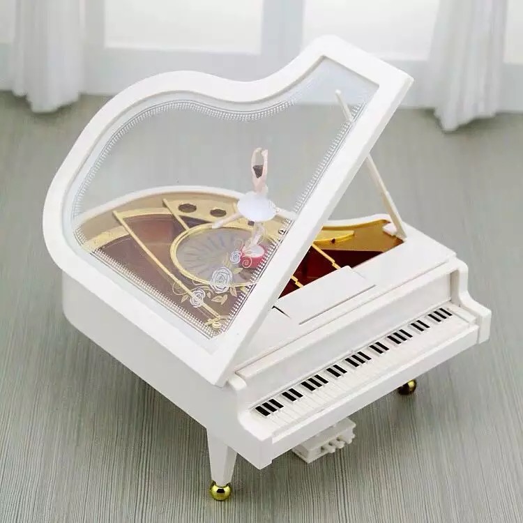 Preciosa caja de música con forma de piano.Incluye banco y caja rígida