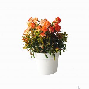 Planta con flores artificiales